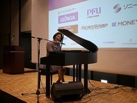 ピアノを弾きながら素敵な歌声