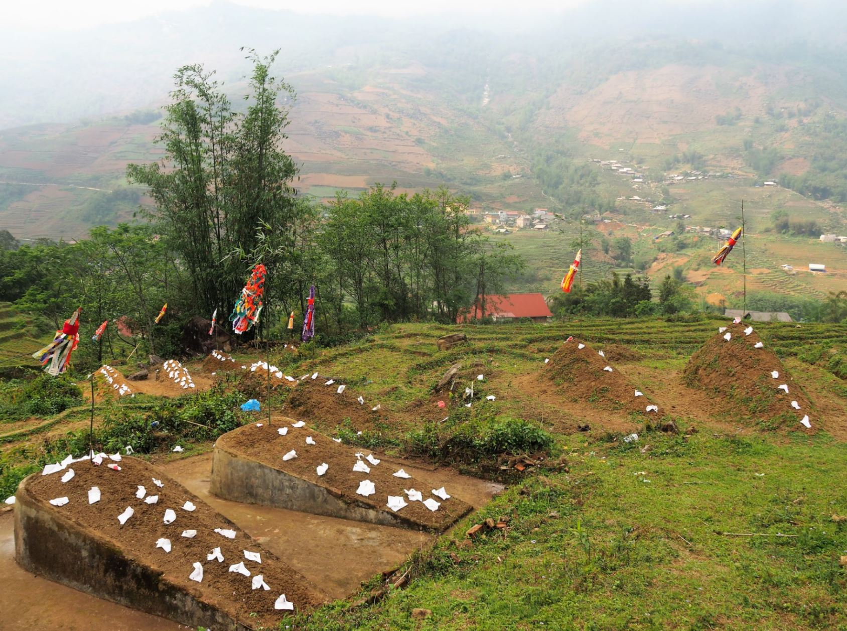Un cimetière traditionnel : les corps sont inclinés pour jouir d'une belle vue sur les rizières.