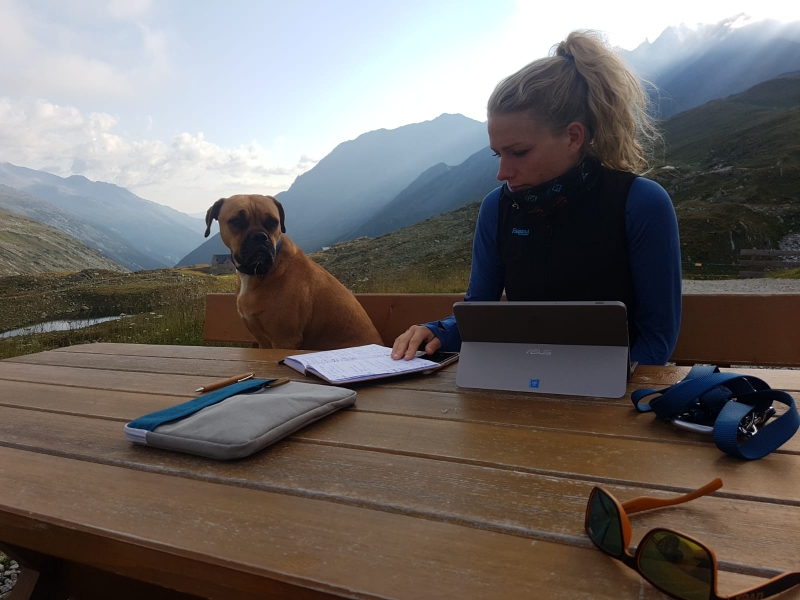 Outdoor-office. 😋 Nachdem wir die Gespräche der anderen Frühstücker belauscht haben und alle von "keine Unterkunft" und "alles ausgebucht" gesprochen haben, starteten wir mit einem Telefonmarathon in den Morgen. 