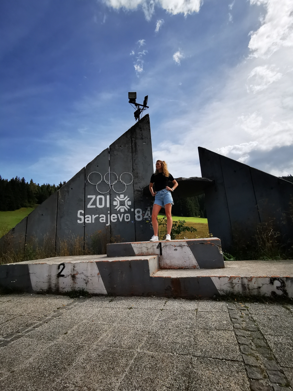 ... auf den er gehört 😎😄 (in Wahrheit hatte Daniel da seinen kleinen Fanboy-Moment. Er stand auf dem Treppchen auf dem 29Jahre zuvor sein heimlicher Olympiastar stand. Süß ist er schon. Manchmal.🥰) 