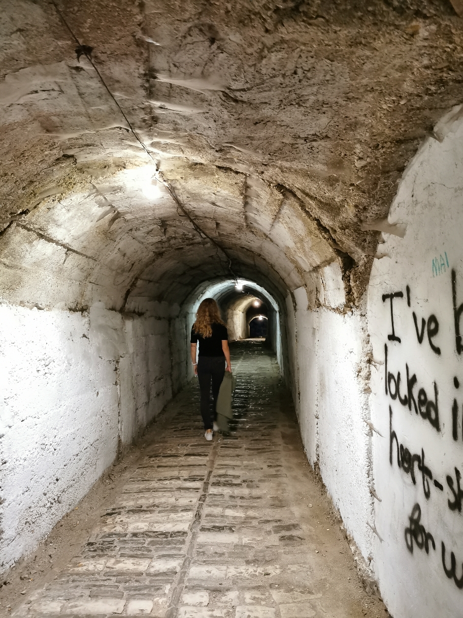 Es gibt Bunker und Tunnel. (die Daniel bestimmt alle als erster entdeckt hat.😏) Wir kriechen überall rein und durch. Ich liebe das ja so gar nicht. 😄