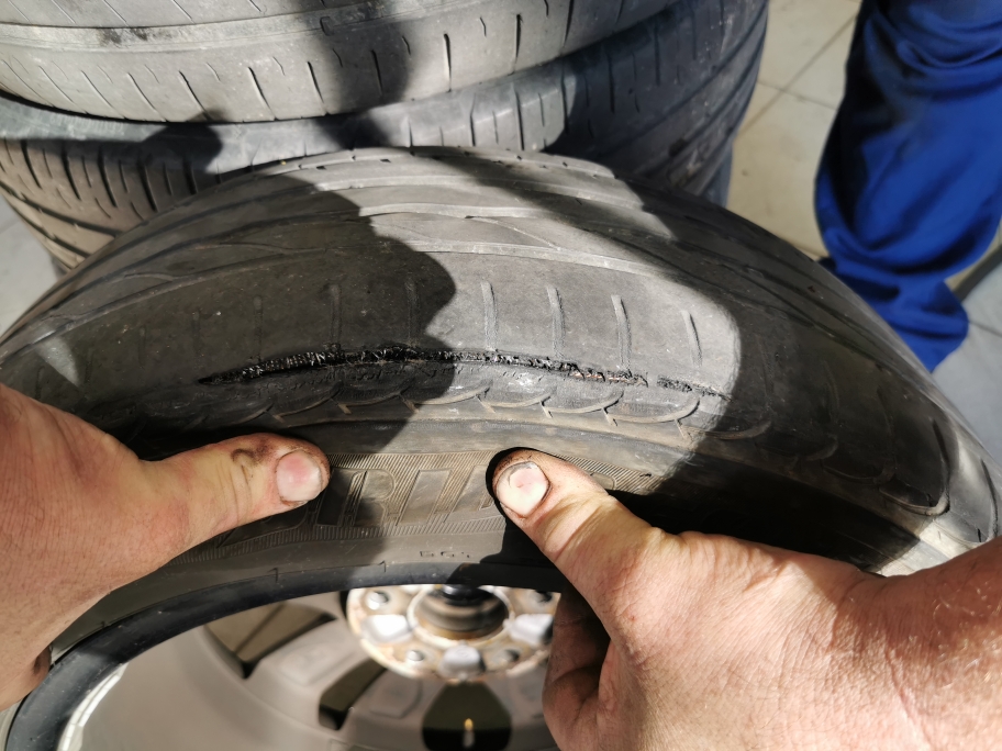 Der Werkstatt-Mann wollte den Reifen erst reparieren. Hat das Ausmaß dann entdeckt.  Ersatzreifen ist doof wegen der Achse (was weiß ich 😄). Neue Reifen hat er nicht da. Er verschwindet. Wir warten. Er steigt ins Auto und fährt. Wir warten. Nacht 10minuten ist er wieder da. Wir gucken. 2 neue Reifen liegen auf seinem Beifahrersitz. 