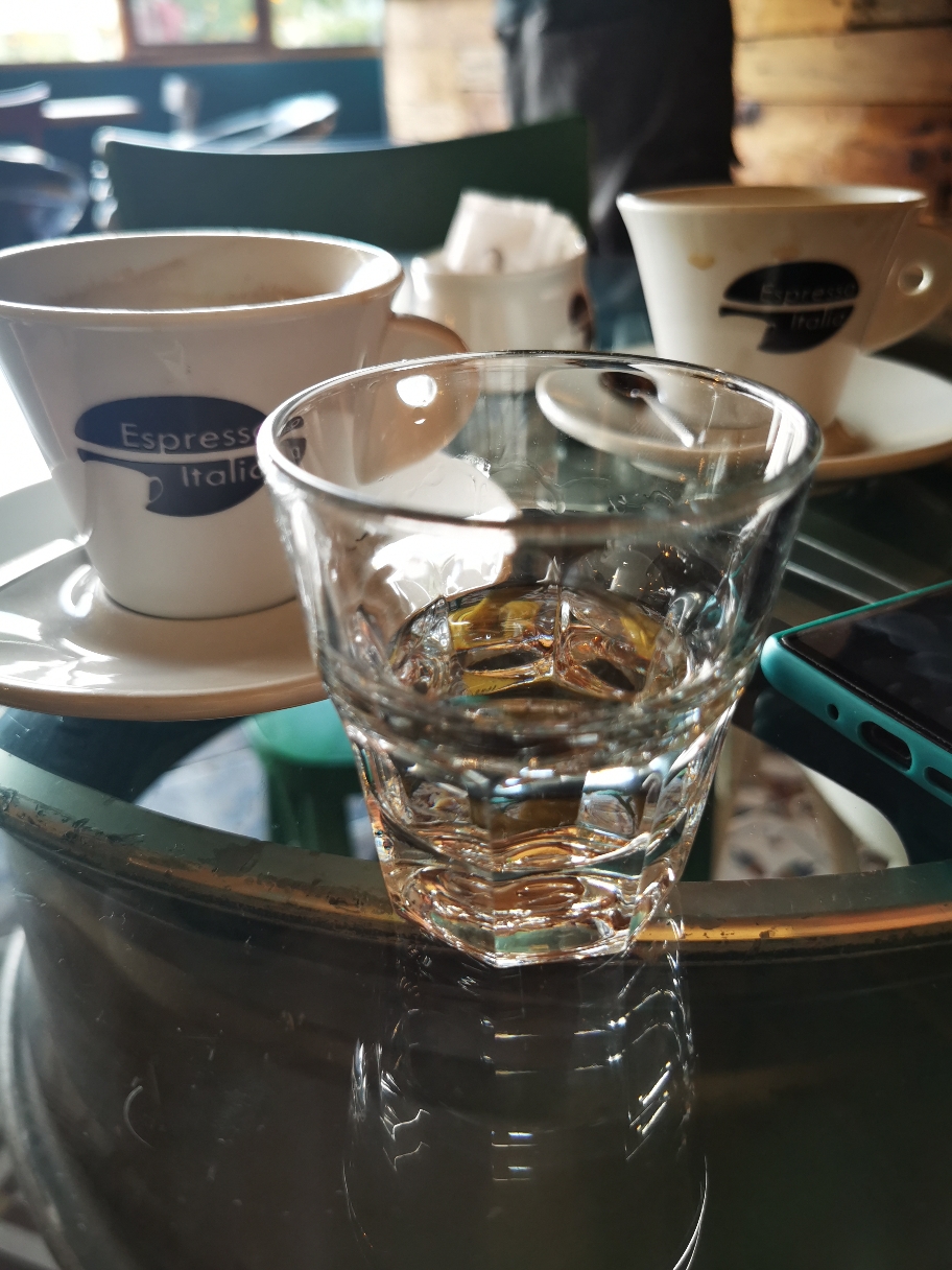 Ein kleines Saftglas voll Raki. Vom Chef spendiert. Danjel trinkt beide und entdeckt plötzlich die englische Sprache für sich. 🤷🏼‍♀️🧙‍♂️