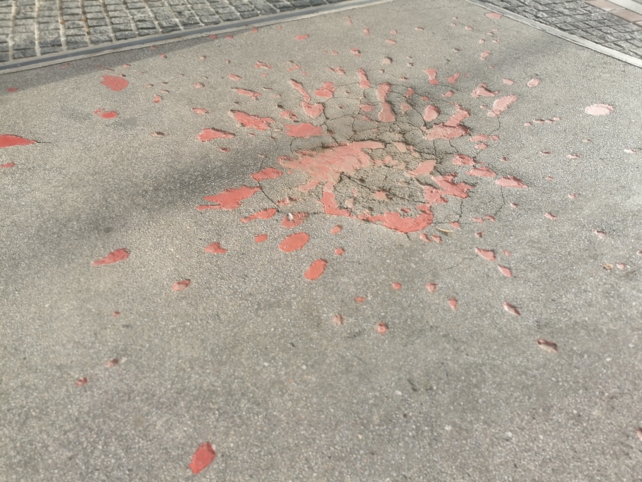 "Sarajevos Rosen" im der Stadt verteilt. Dort sind Granaten eingeschlagen mit mehr als 3 Todesopfern. 