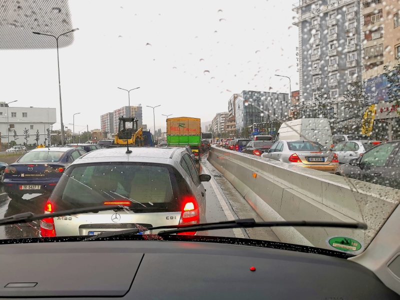 Wenn es Fahrbahnmarkierungen gibt... Ist das eigentlich auch egal. Interessiert keinen. Daniel hat das wie immer souverän gemeistert. Der alte VerkehrsAlbaner.  Das fetzt ihm. 