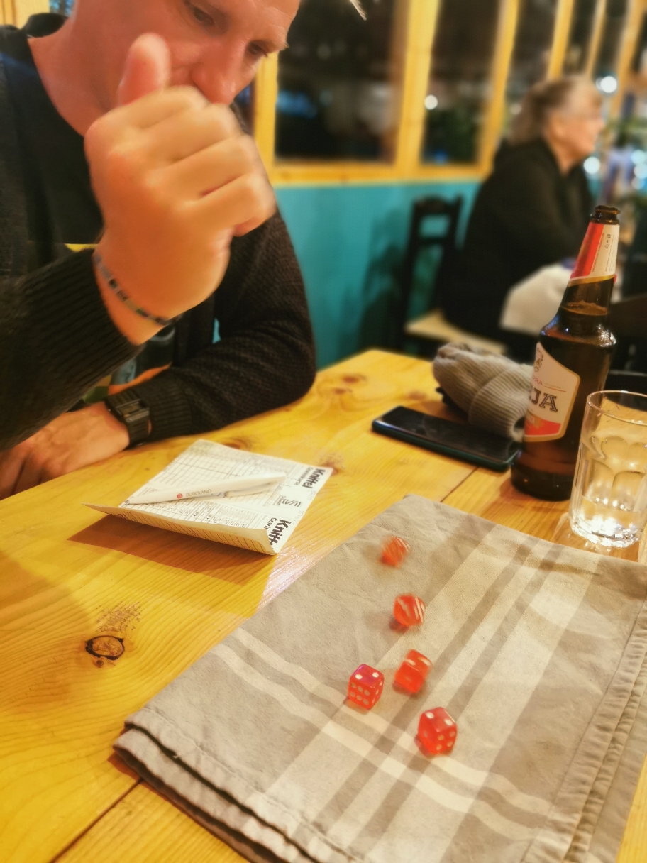 ... und am Nachbartisch wird Urlaubslandbingo gespielt. 2 Paare und das jeweils andere war definitiv schon in mehr Ländern als das andere. 🤫🤥