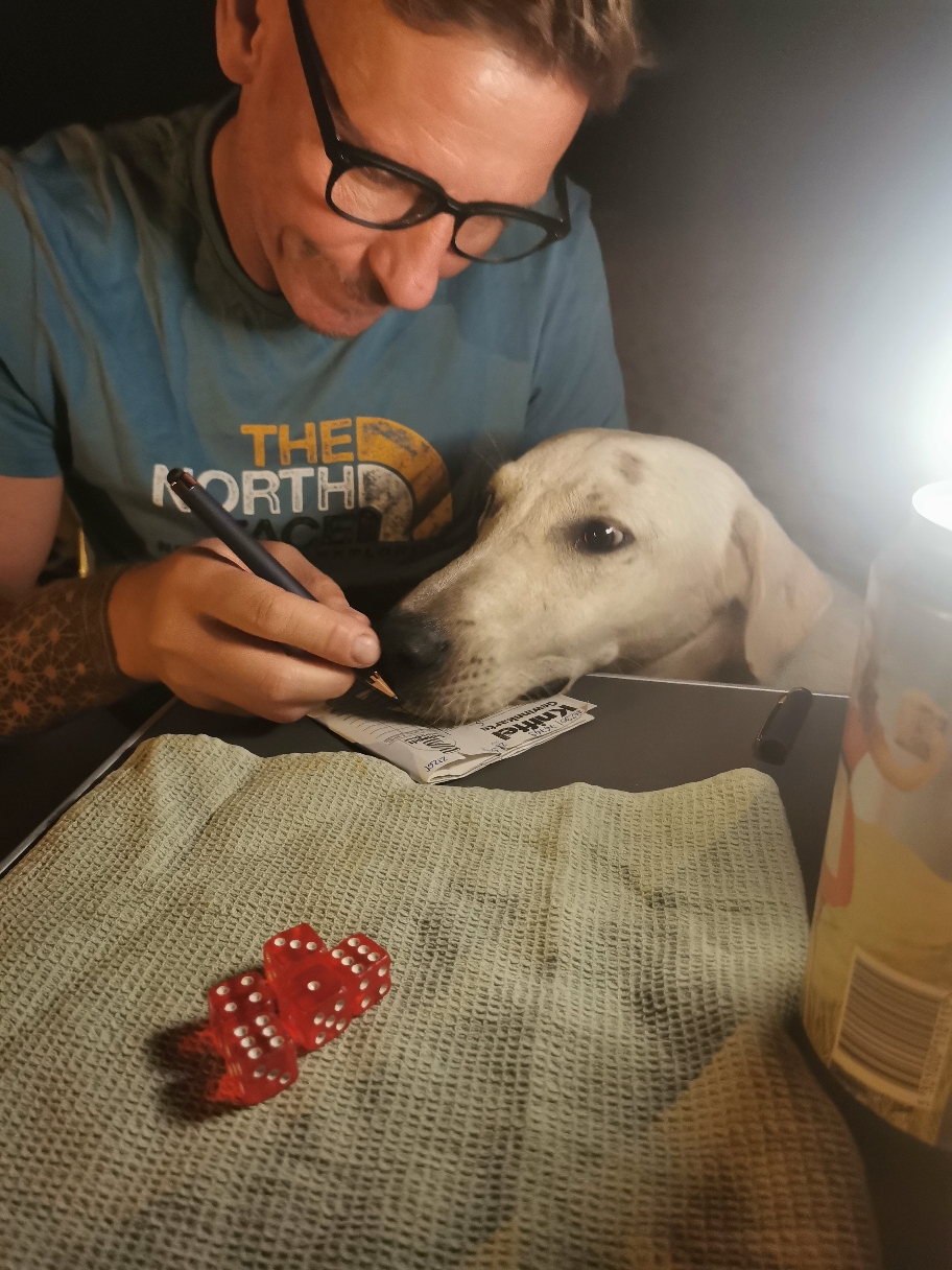 Wir spielen Kniffel mit ihnen. 😋