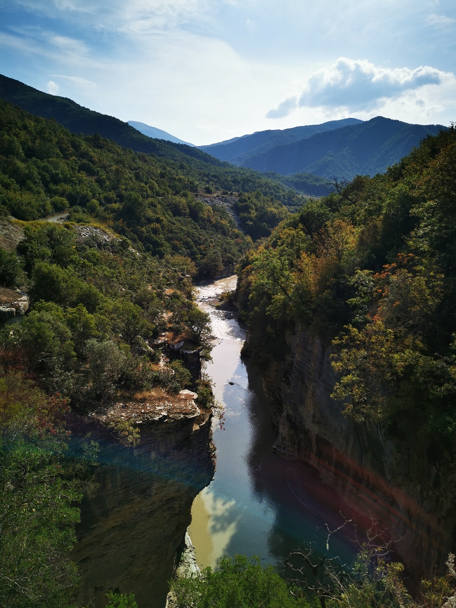 Wir starten. Gucken uns die schöne Schlucht an. Vom Auto aus. Wandern haben wir abgewählt. Zu schlammig. 