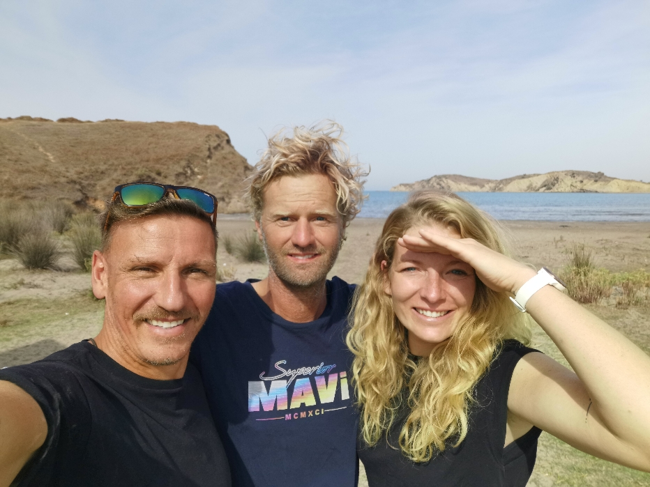 ... Nette Leute treffen: zb ihn hier. Das ist Marc. Marc läuft von München bis an die syrische Grenze. Er sammelt spenden für syrische Waisenkinder. Und übergibt den Spendenscheck dann an der Grenze. Guckt mal bei Instagram unter @marc_is_walking und unterstützt ihn. 💪❤️
