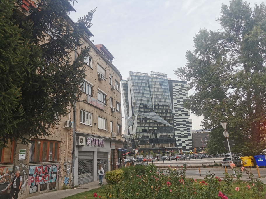 Alt trifft neu. Gebäude mit Granatensplitter-Einschüssen stehen noch überall in der Stadt. 
