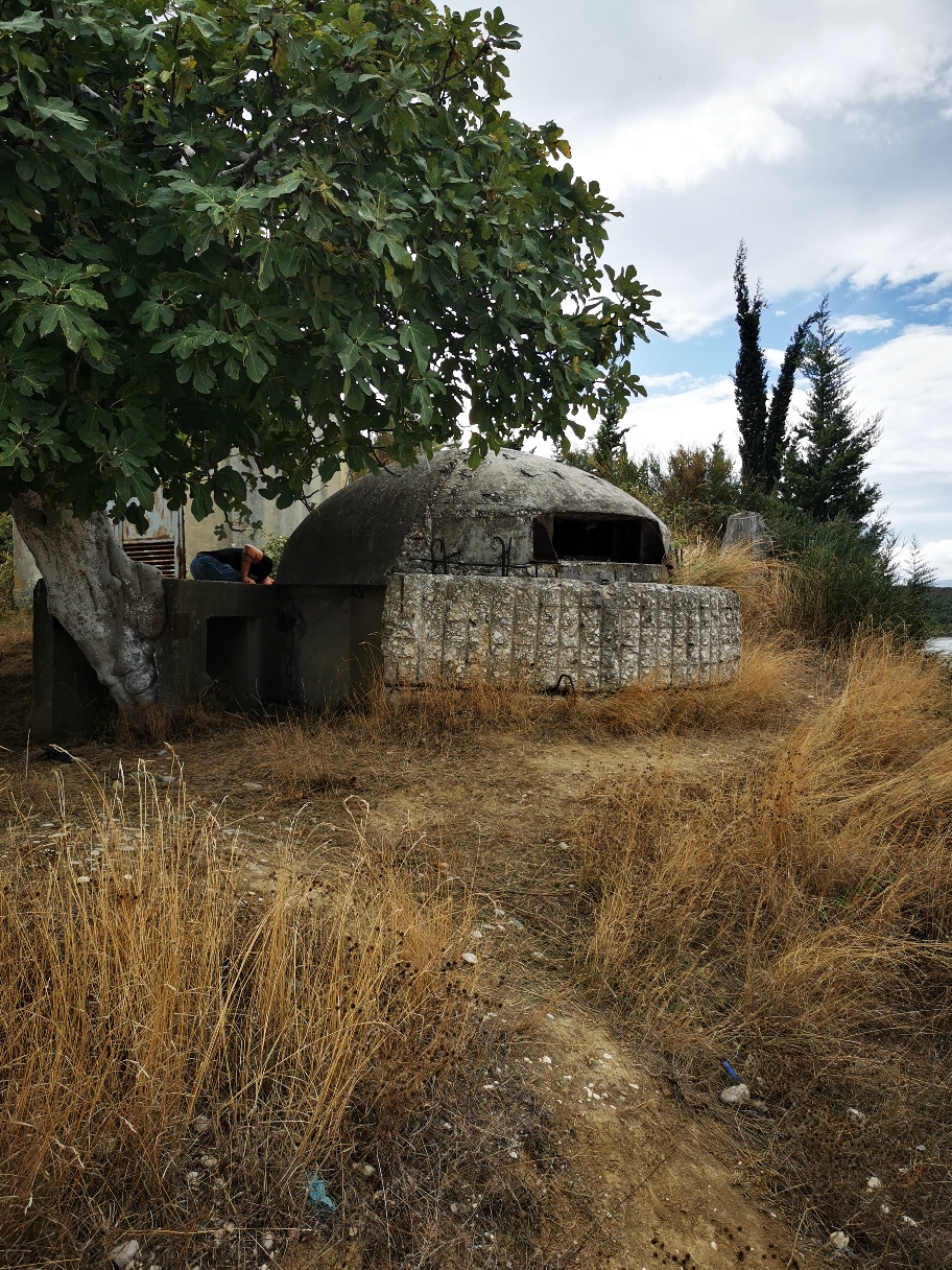 Unnützes Wissen zu Bunkern. Selbst gegoogelt. 😎 Es gibt ca 170000 Bunker in Albanien. Der leicht paranoide kommunistische Diktator wollte, dass alle AlbanerInnen in einen Bunker Zuflucht finden können im Fall der Fälle . 4 Personen pro Bunker. Jetzt stehen sie überall rum. Und bringen kleine Daniel-Herzen zum höher Schlagen. 😊🥰