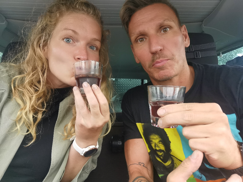 Sie bringt uns Hauswein an den Bus. Iam strömenden Regen. Herzlich Willkommen. Fühlen wir uns.❤️