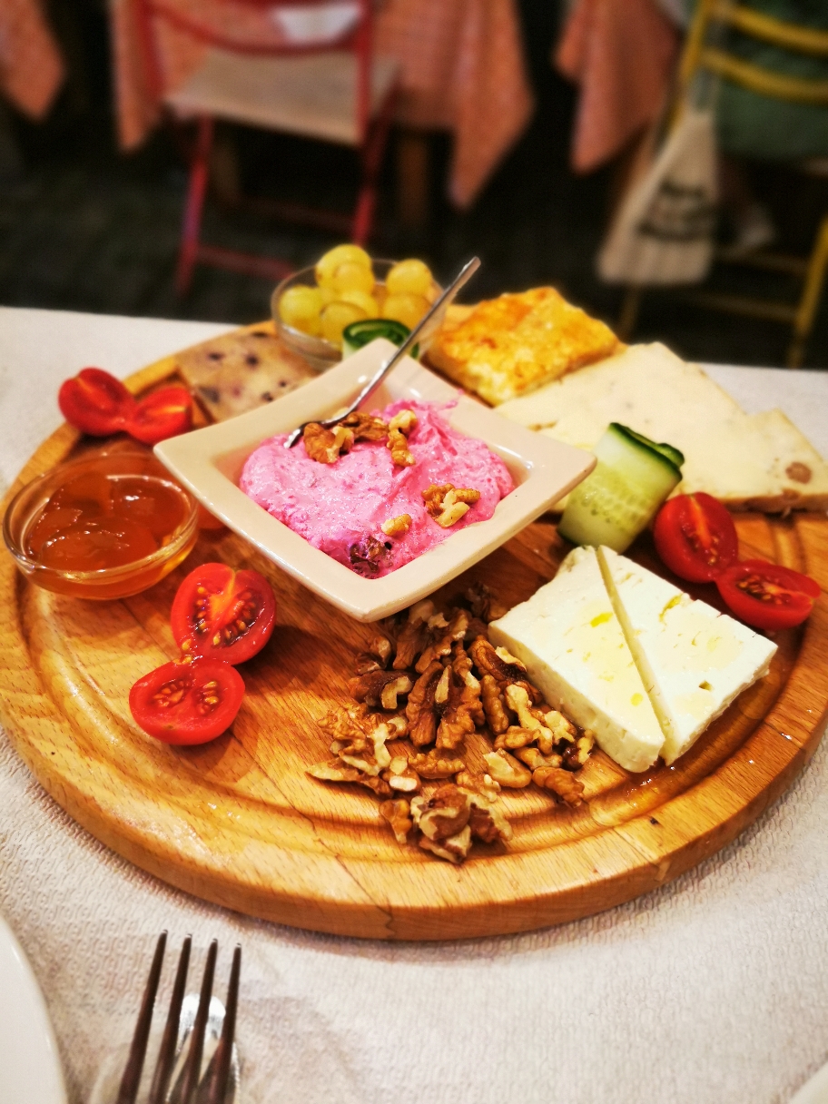 Wir gehen albanisch essen wie letztes Jahr