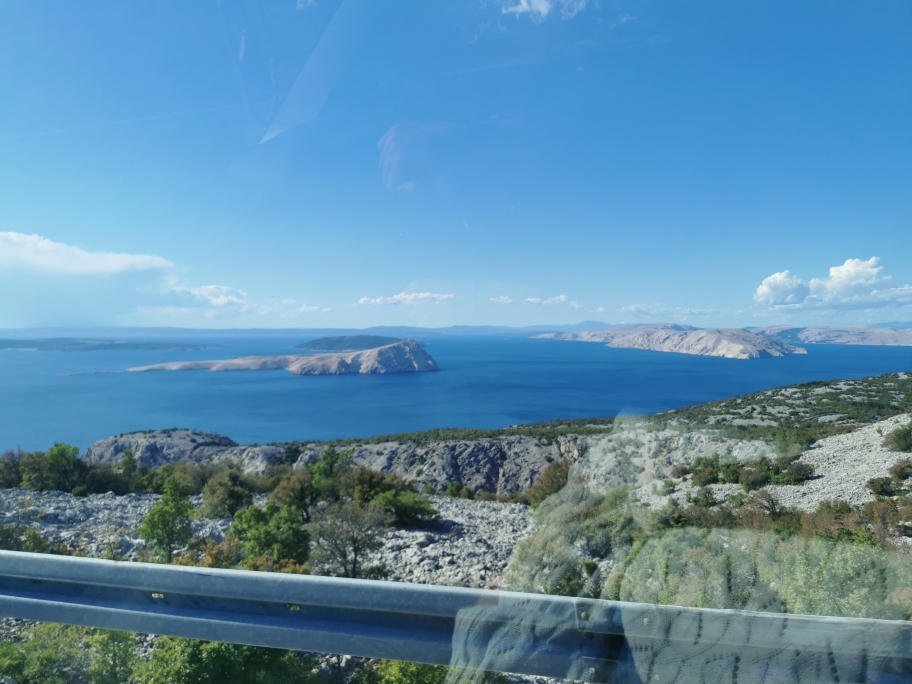 Die Mautstrassen zu meiden, lohnt sich in diesem Fall wirklich. Besonders der Abschnitt zwischen Karlobag und Starigrad ist sehenswert. 😍
