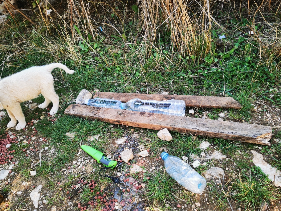 McDaniel Gyver baut noch schnell eine Wasserkonstruktion. 