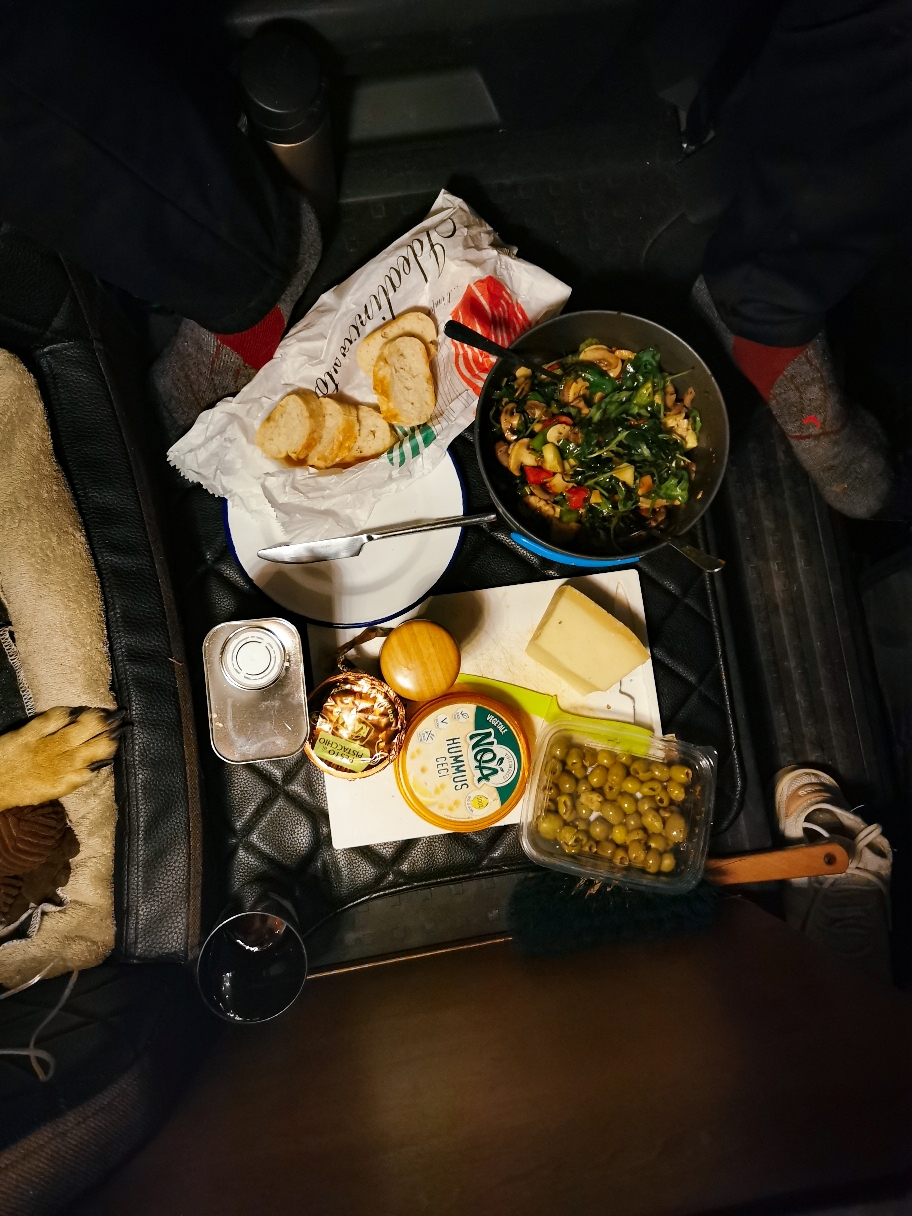Auch luxuriös... Abendpicknick an Skisocken-Füßen... 😂