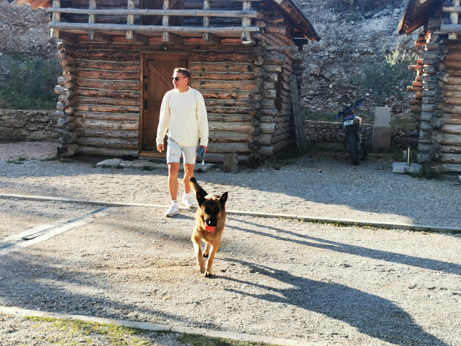 Alfred's Ball. Fremde Schnauze. Er war zu Verhandlungen bereit. Ein Tennisball wurde als Tauschobjekt akzeptiert. 