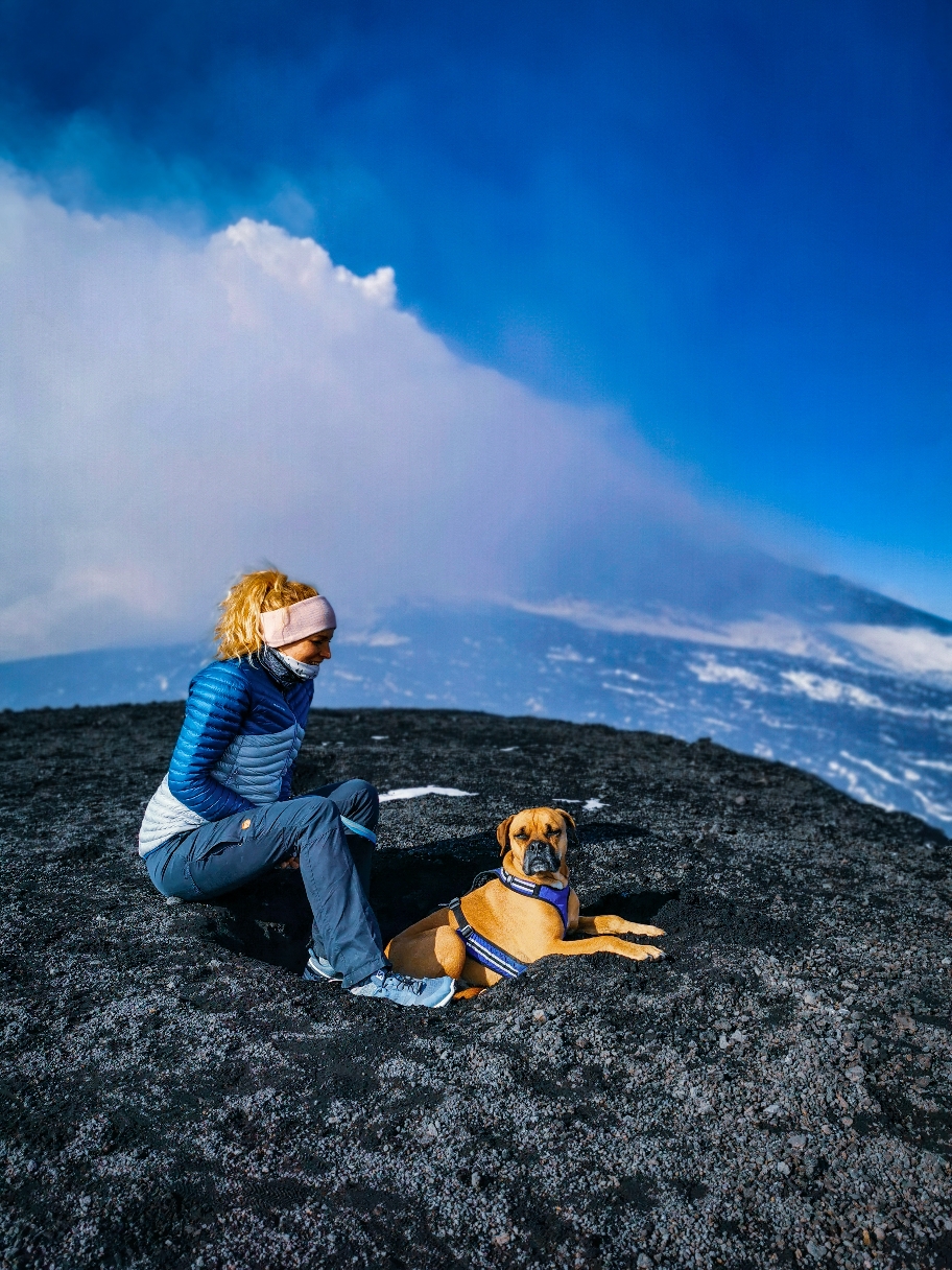 Alfred sucht sich eine dampfende Kuhle. Und liegt. Wir gucken. Hören den Etna grollen und grummeln. Das ist sehr unfassbar. Meint: Man kann nicht fassen/begreifen, dass man auf einem Vulkan steht. Der vor sich hin brodelt. 