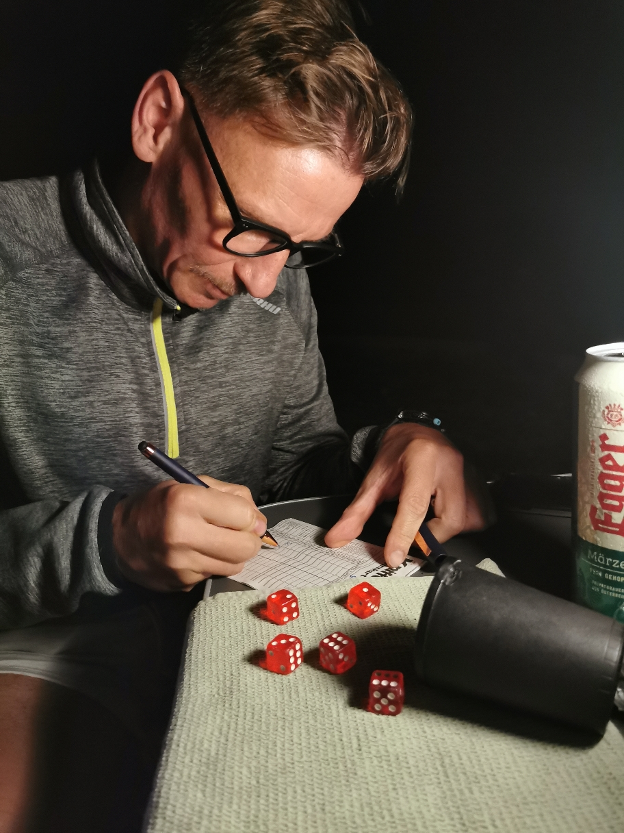 Danjel gewinnt im Kniffeln. Liegt vermutlich an der neuen Altersteilhabehilfe. 👓
