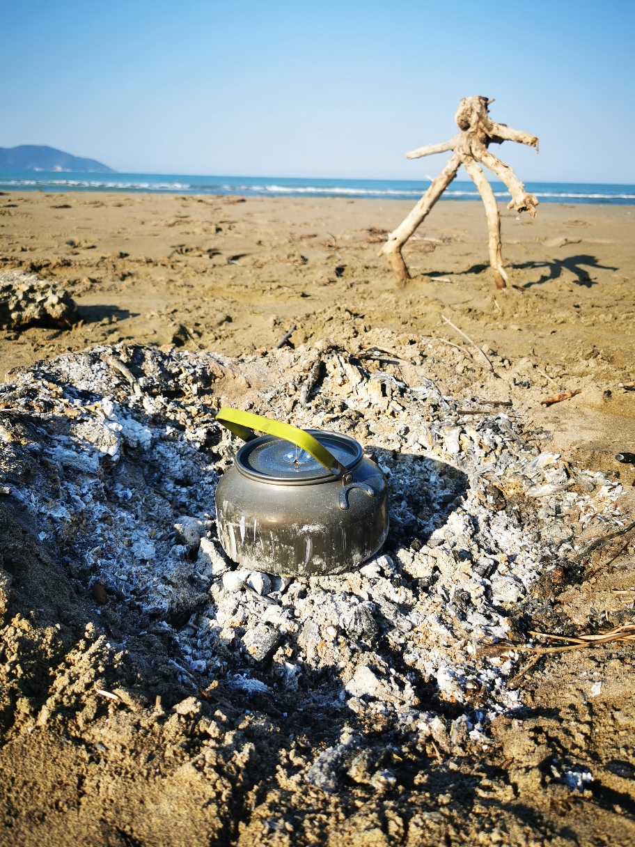 Danger Danjel produziert heißes Wasser. Ein echter Beargrills unter den Vantouristen. 