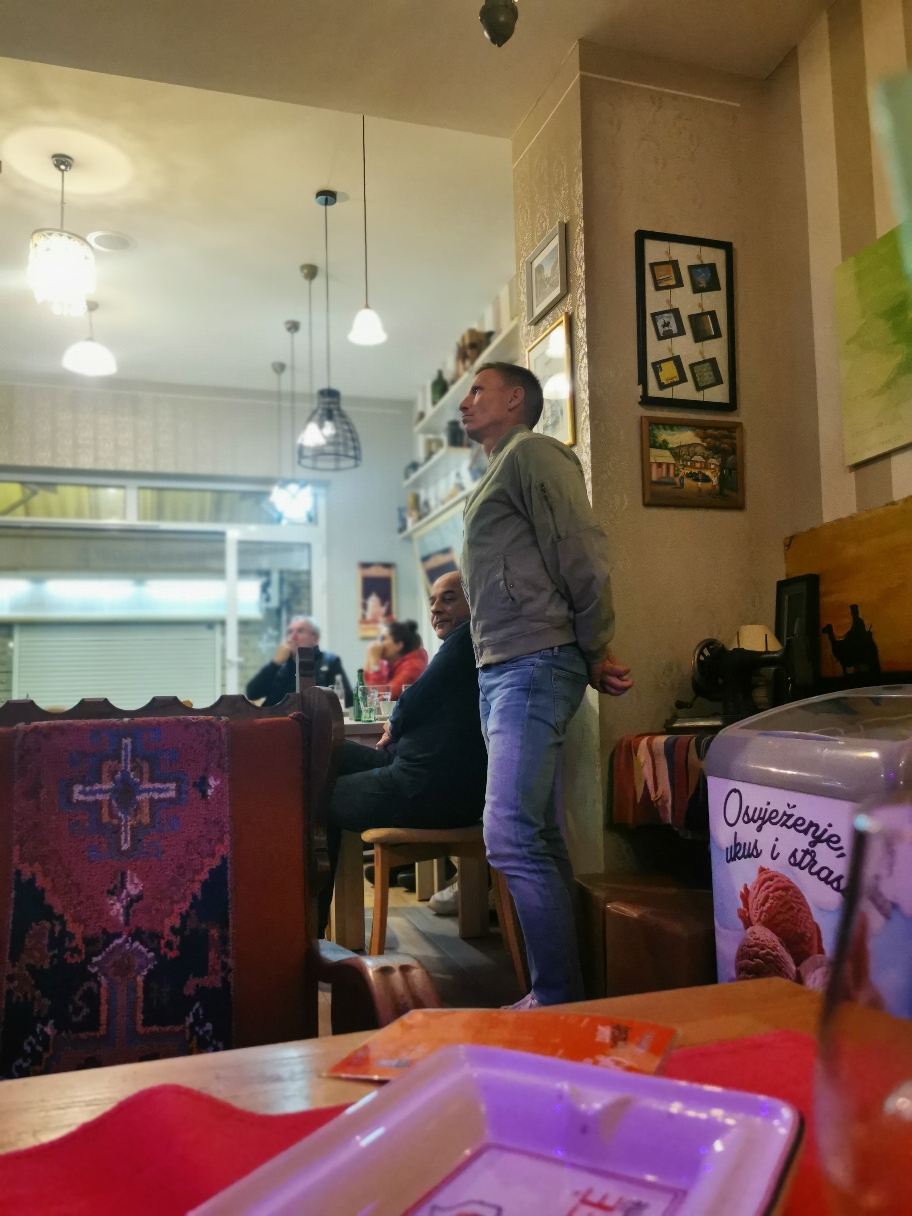 Abends waren wir noch Fußball gucken. Bosnien gegen Montenegro. Auch hier: wenig Frauen in Bars oder etc und der Mann auf dem Bild, schien auch seine Meinung dazu zu haben. 🧐😏
