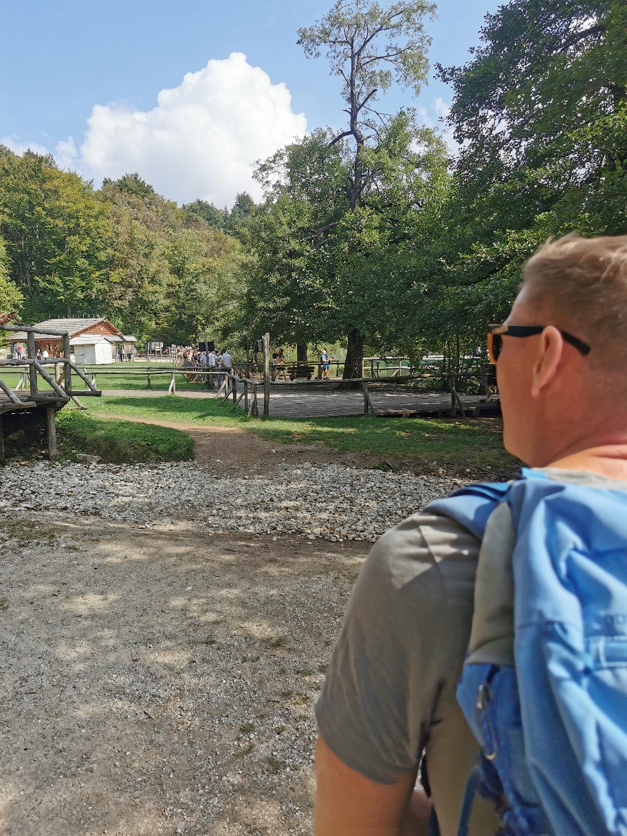 Daniel erspäht sie als erstes. DIESE Touristen. 😄 In Scharen. 
