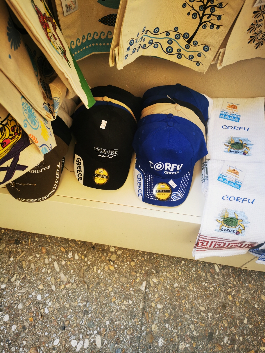 Wer sich über eins dieser geschmackvollen Souvenirs (auch davon ist die Altstadt voll) freuen darf, bleibt unser Geheimnis. 🤫😁