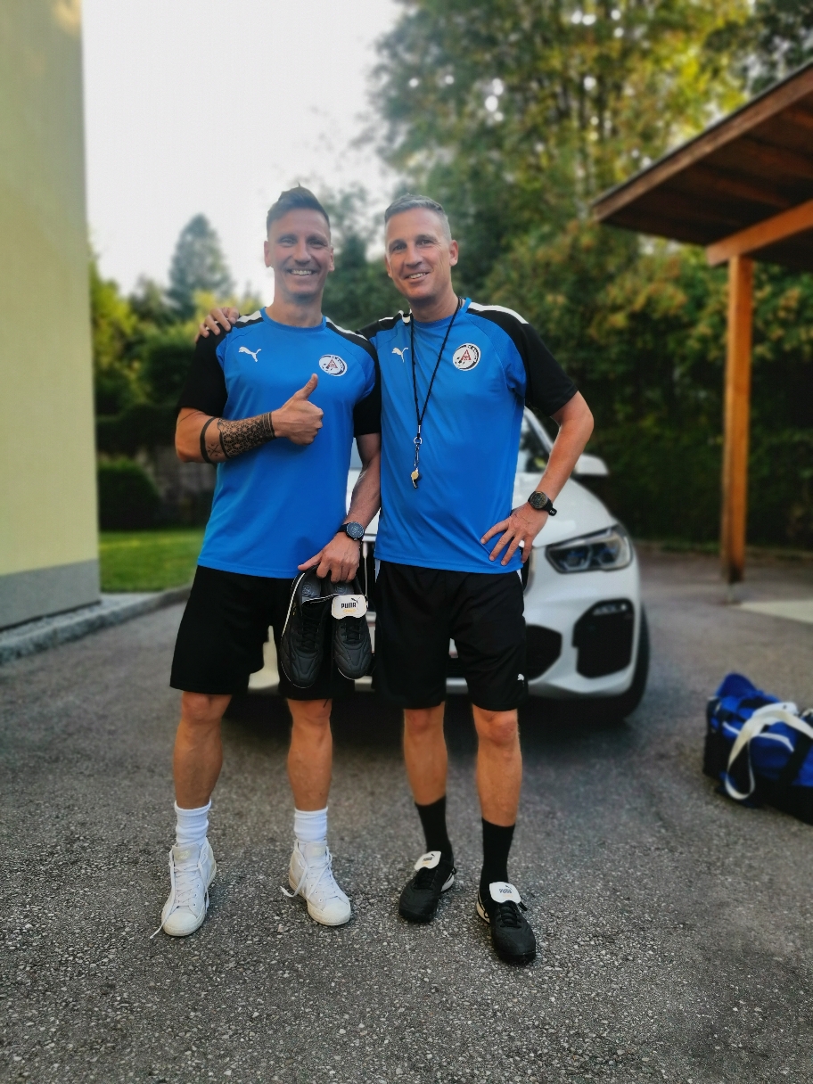 Danjel durfte nochmal ran. ⚽ Ich hatte die Franzbranntweineinreibung schon griffbereit. 👨🏼‍🦳