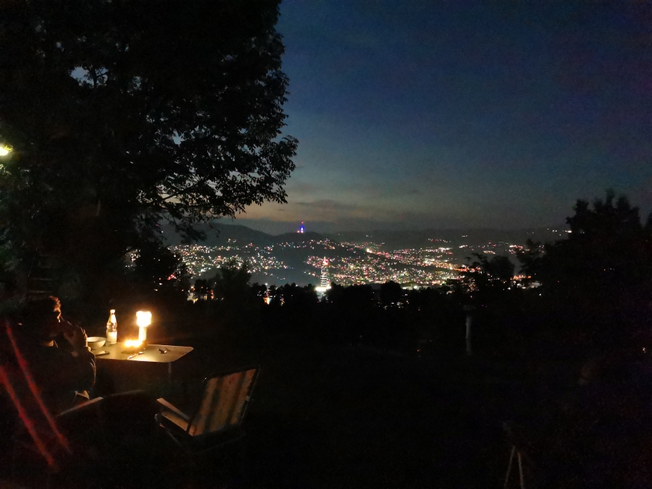 Unser Stellplatz. 😍 Kleiner Platz auf einem Privatgrundstück . Wenige Plätze. Blick und Freundlichkeit umwerfend. 