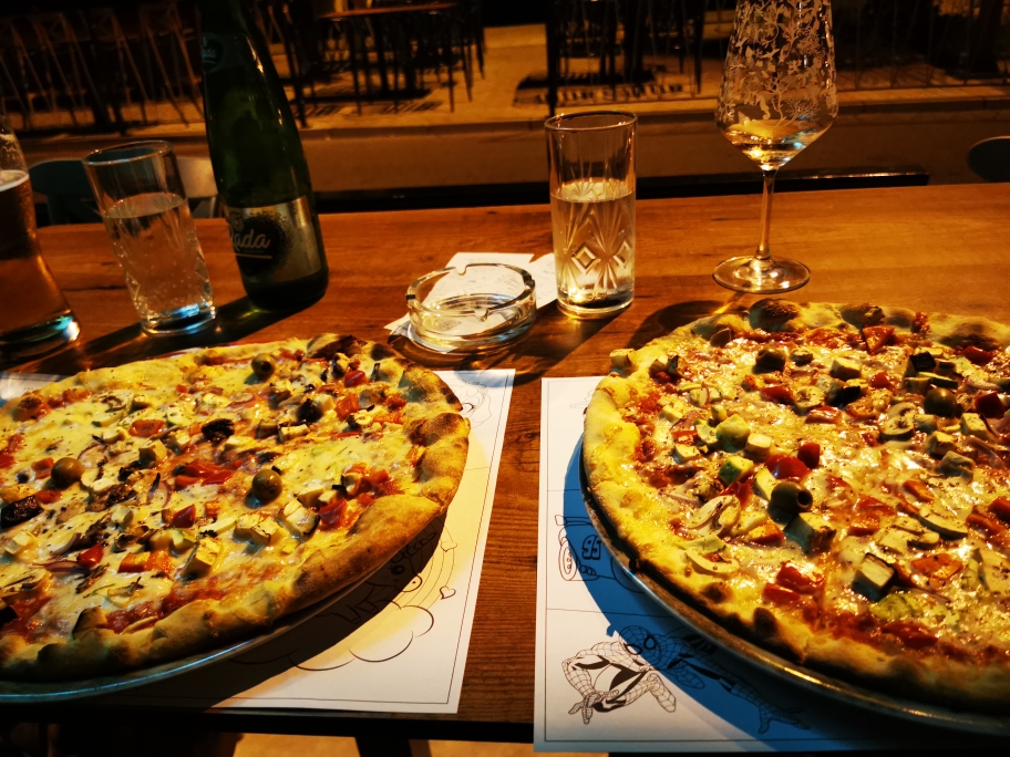 Der Abend endet mit Pizza. Und... 