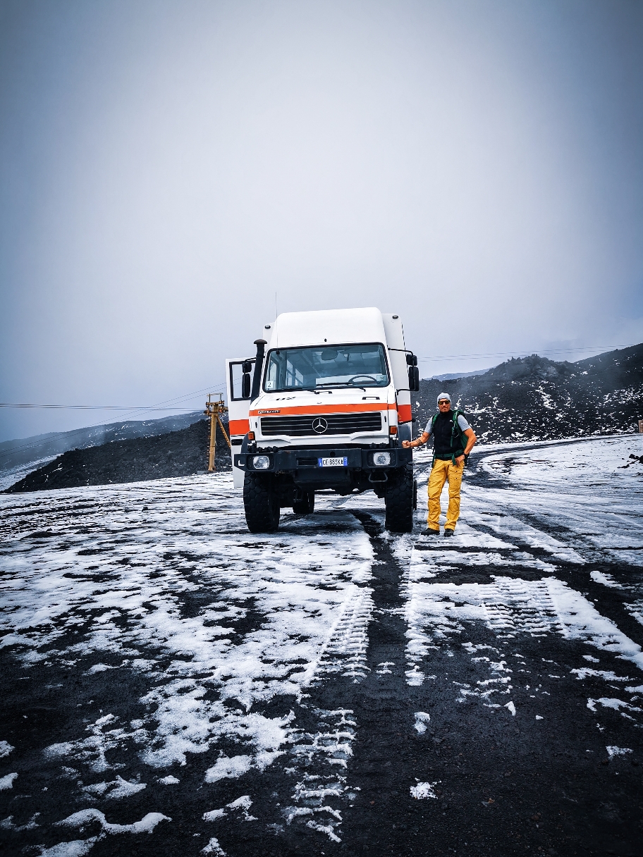 Daniel ist auch wieder gut gelaunt. Diese kleinen Monsterautos fahren von der Gonderbergstation bis auf 2900m Höhe. Uns nicht. Kurz bedaure ich das ein bisschen. ❄️