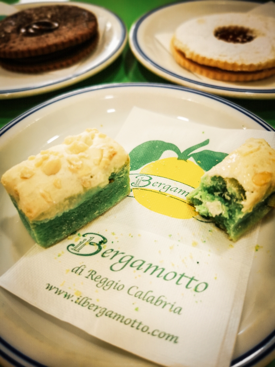 Wenn ihr durch Reggio Calabria kommt... Unbedingt im Bergamotto frühstücken. Und viel von dem grünen Zeug essen. Das schmeckt. Und es ist regional. Bergamotten gibt's nämlich nur hier unten. 