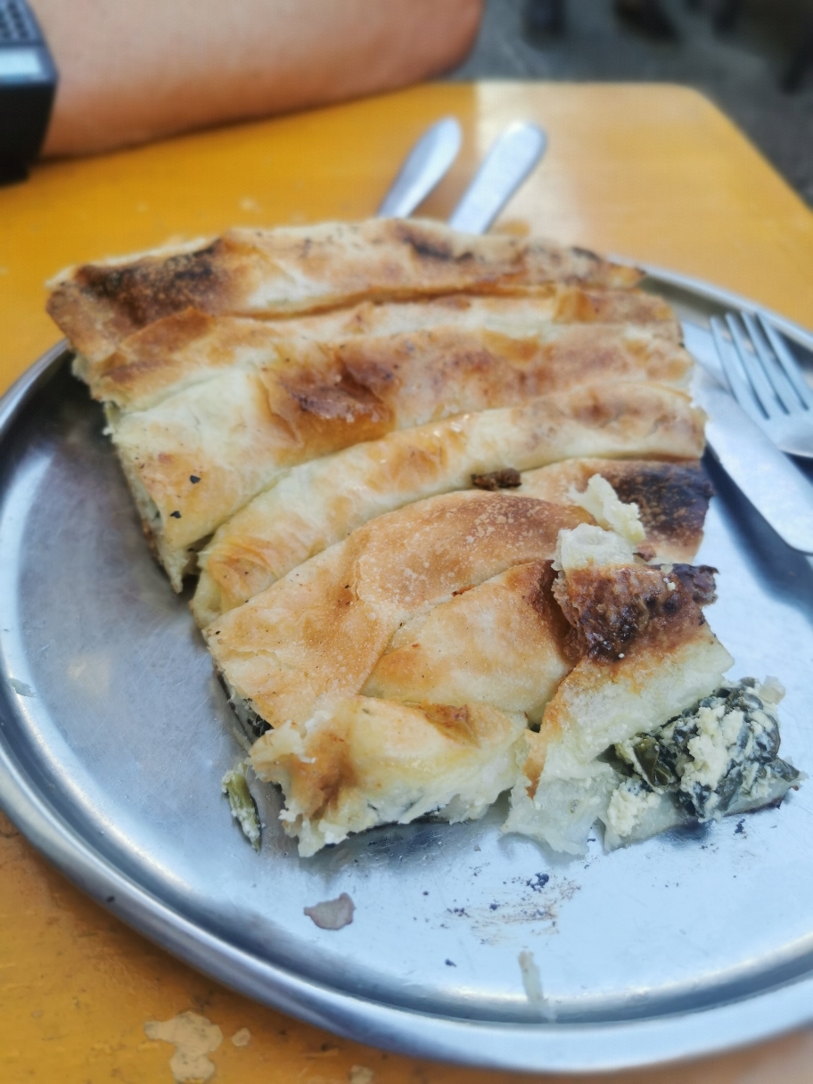 Burek. 😍 Lieben wir. Gabs an jeder Ecke. Verschieden gefüllt. Lecker. 