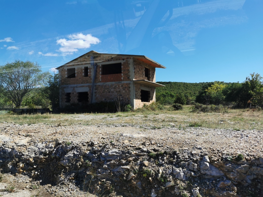 Diverse alte verlassene Häuser (wovon das kroatische nicht-meeresnahe-Land übersäht ist) und eine lost Place - Suche (ein verlassenes Dorf bei dem ich kurz vor betreten die Mimimi-Karte gezogen habe) verlängern unseren Weg um sympathische 2,5h