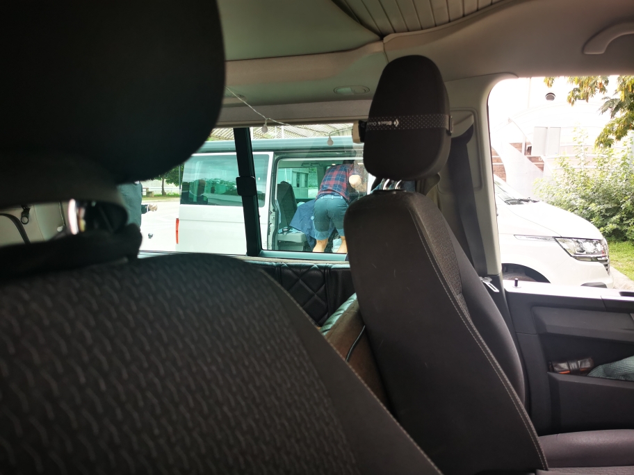An der Grenze zu Montenegro. Daniel erklärt anderen Bullidaddy's ihren Bus...
