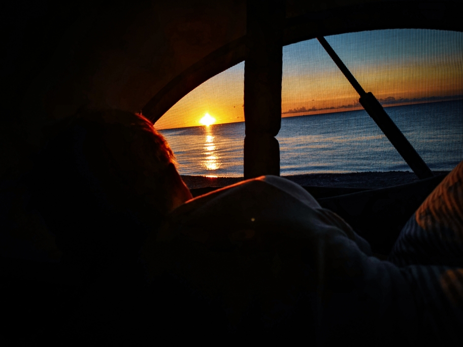 Wir starten mit Sonnenaufgang im Bett. (eigentlich nur weil Daniel meinte, dass ich nicht aufstehen muss... Sonnenaufgang ist im Osten, wir gucken in den Süden. Naja... #klugscheißerman 😁