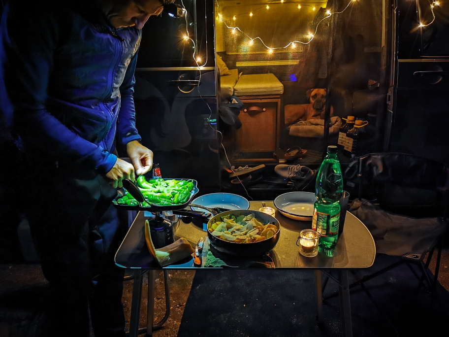 Wir kochen. Ein kleines bisschen vor Wut. Ein großes bisschen vor Hunger. Und wir finden... Nichts wird es so heiß gegessen, wie es gekocht wird. Sch**ß auf den Tag. In diesem Sinne... Gute Nacht. 