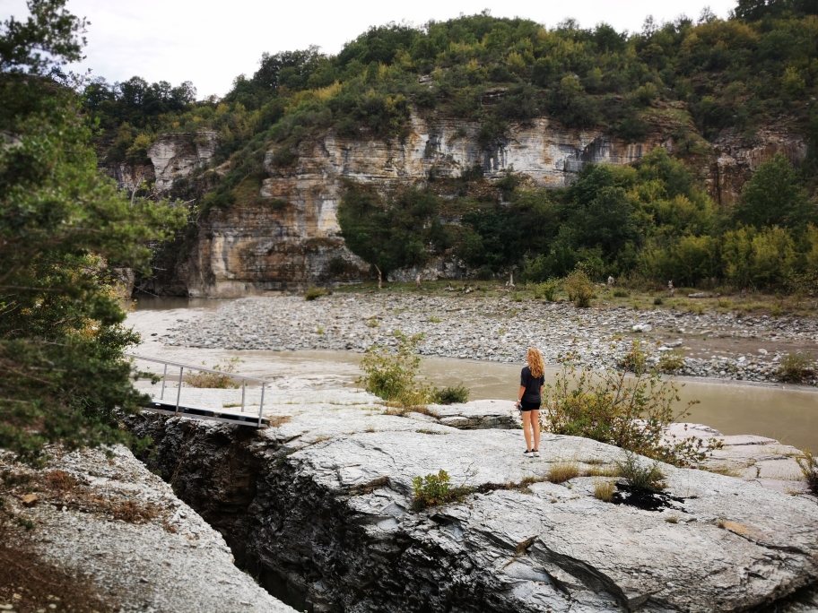 Der PLAN: hinfahren, in die Schlucht wandern, schlafen, weiterfahren. Dann kommt es immer dazwischen. Dieses Wetter. Furchtbar. 🙄😄 Durch den Regen ist der Fluss schlammig. Ich wollte türkises Wasser. So stand es geschrieben. Bei Google. 😋