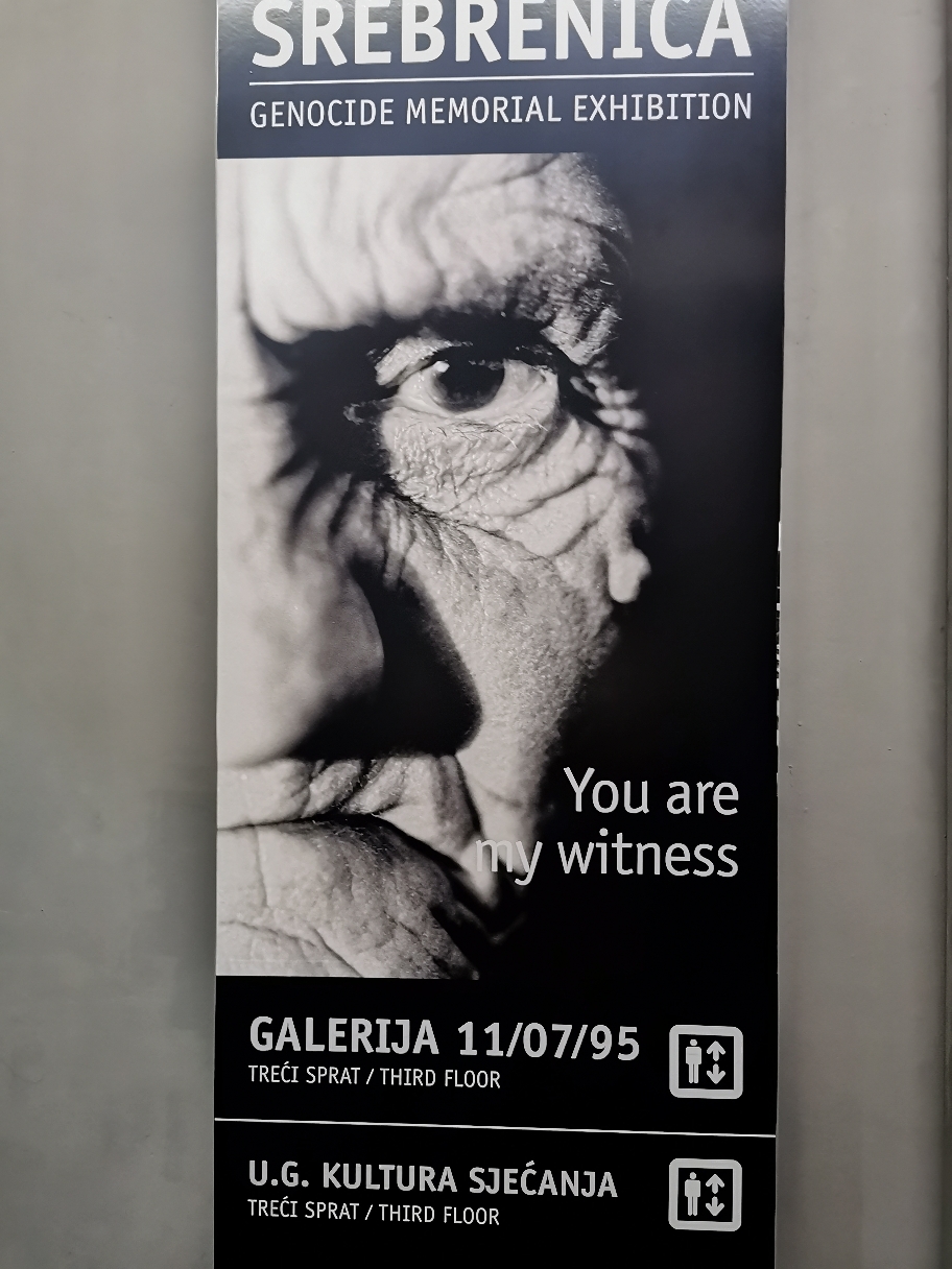 Galerija 11/07/95...zeigt Originalaufnahmen des Genozids von Srebrenica. Interviewt Zeitzeugen. Hinterbliebene. Mütter. Witwen. Zeigt unglaubliche Brutalität und Unmenschlichkeit. Tränen, Beklemmung, Mitgefühl. Alles läuft gleichzeitig ab. Trotzdem...es ist wichtig hinzusehen. 