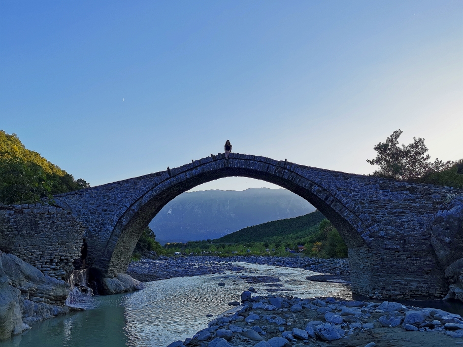 ... auf der Brücke sitzen...  (abends sind die Einheimischen Badegäste nicht mehr da. Allein in den Thermalbecken. 😍🧖🧖‍♂️) 