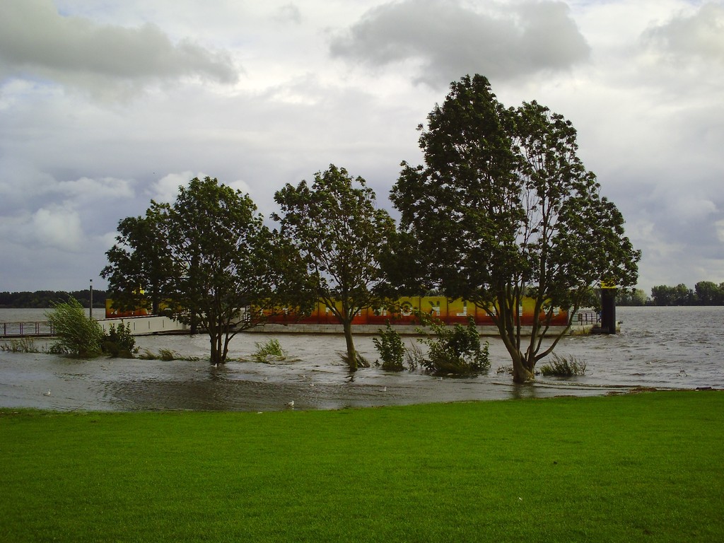 Land unter an der Schiffsbegrüßungsanlage Schulau