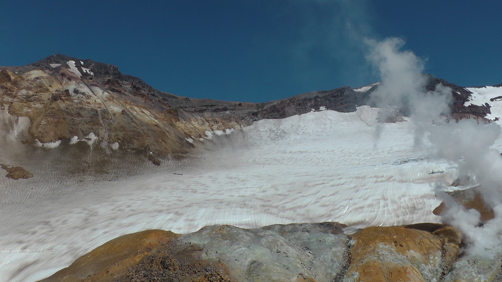 Nahe des südlichen Kraterrands des Mutnowsky - schnell tritt man sich im sulzigen Schnee auf seine Zunge