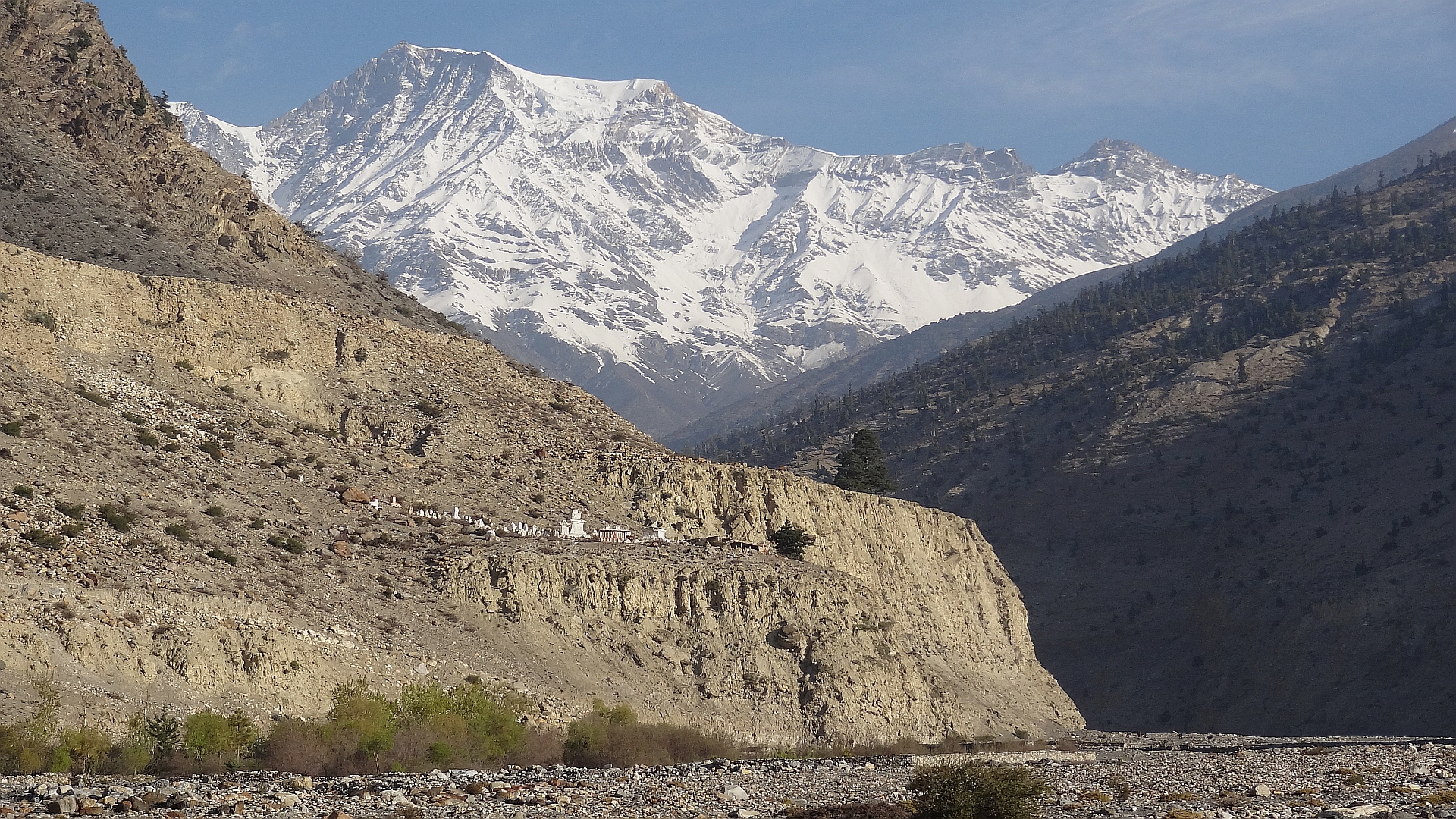                                        Im Kali Gandaki Tal kann bei Niedrigwasser gewandert werden - ebenso fahren hier Motorfahrzeuge