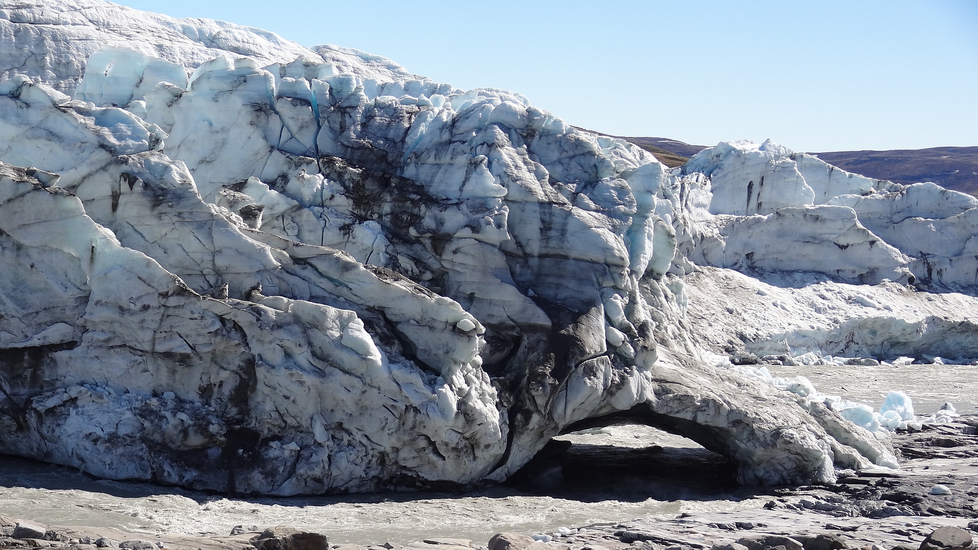 Gletscher, die auf dem Festland kalben, erzeugen reißende Wasserströme