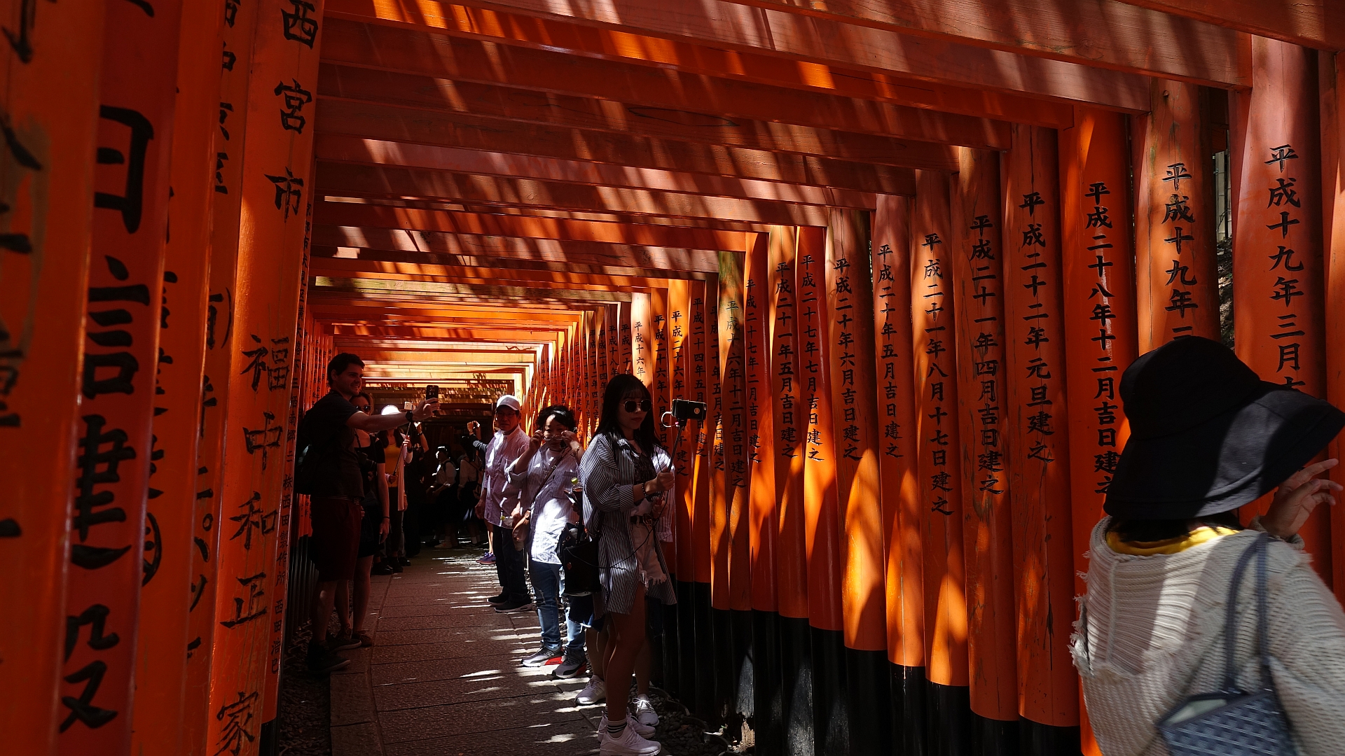 Leer ist es bei japanischen Sehenswürdigkeiten nirgendwo : Fushimi Inari Schrein in Kyoto