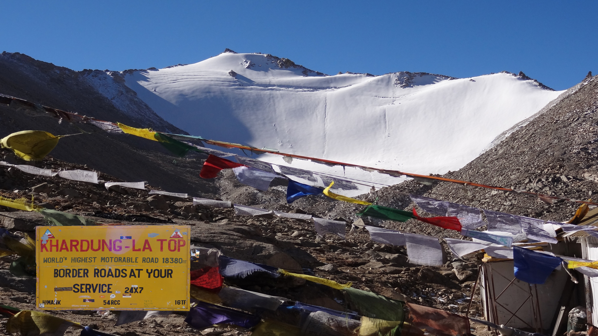 Hohe Pässe - deutlich über 5000m -  erwarten den Automobilisten in Ladakh