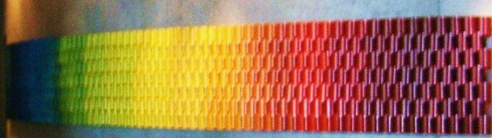 Regenbogen an gewölbter Betonwand
