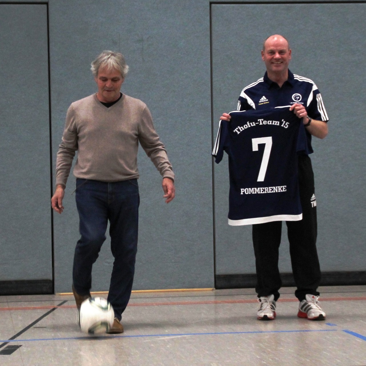 Ehrenanstoß: Jürgen Pommerenke (am Ball) mit Thomas Waldow