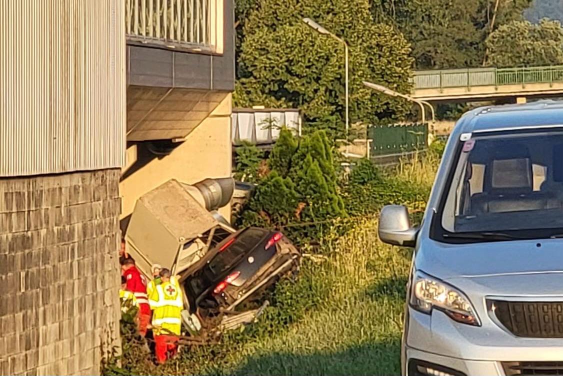 Verkehrsunfall mit Menschenrettung auf der B33