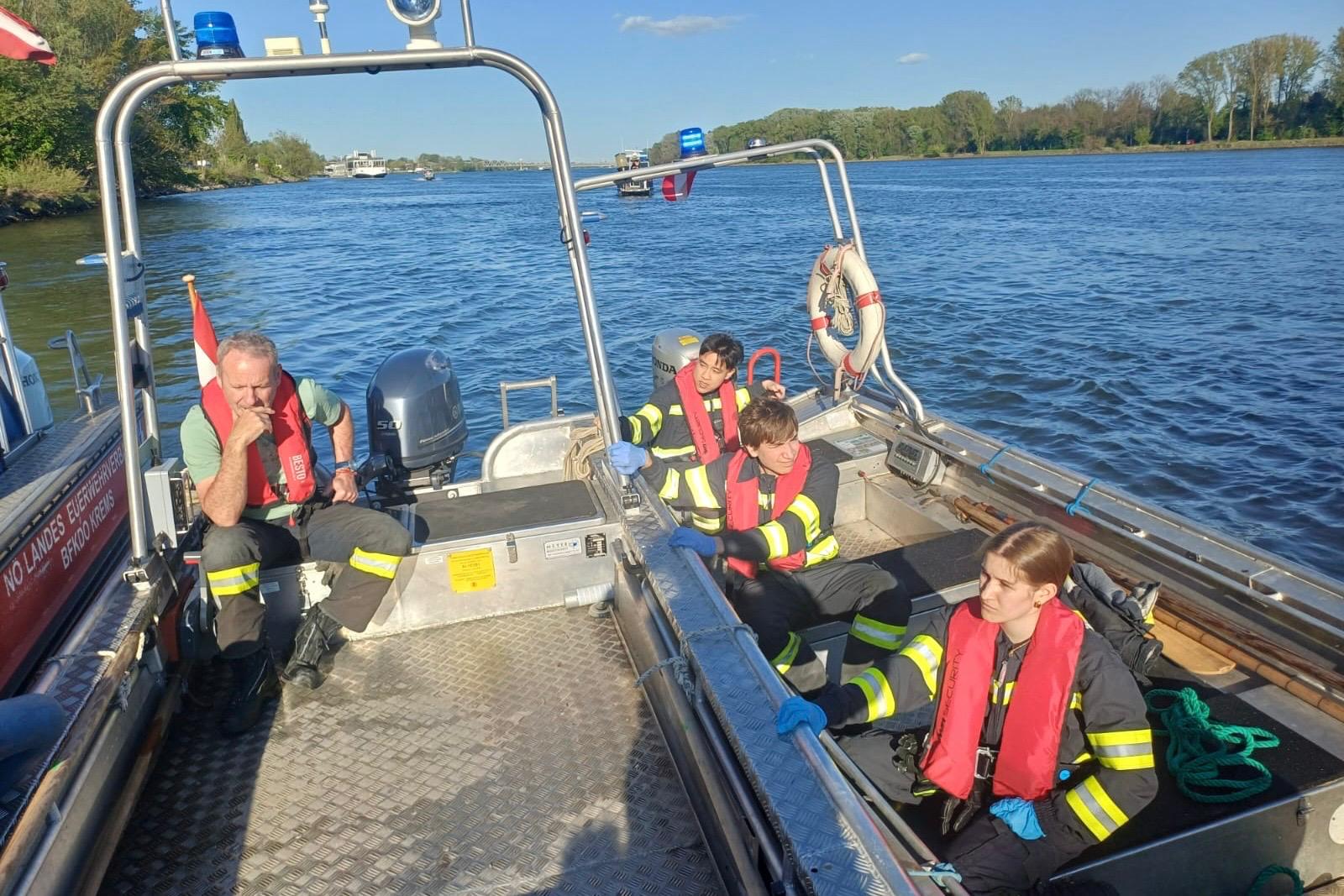 Großeinsatz – Fahrzeug in die Donau gestürzt
